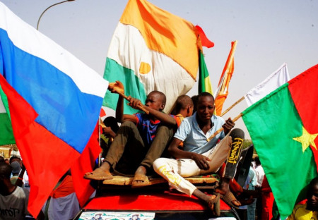 Aviones de Rusia transportan material militar y ayuda a Níger